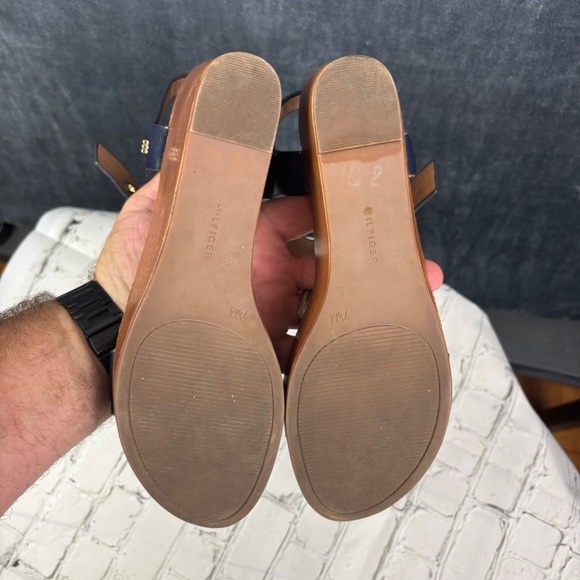 Tommy Hilfiger Navy and Brown Leather Wedges with Gold Accents Sz 7.5 - Picture 8 of 9